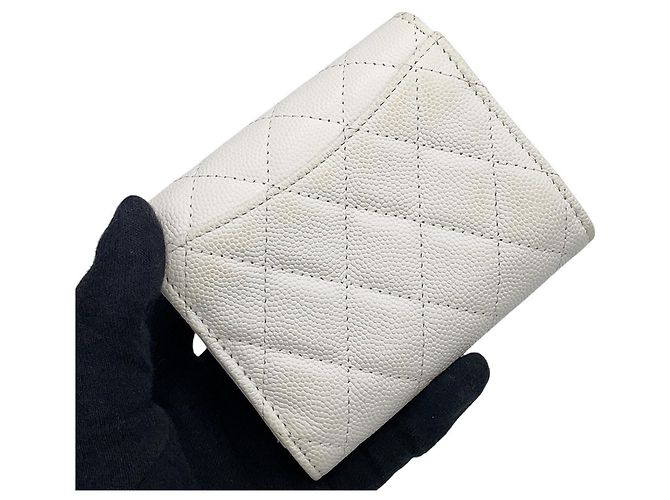 Cartera tríptico Chanel en piel de becerro granulado blanco - vista 7