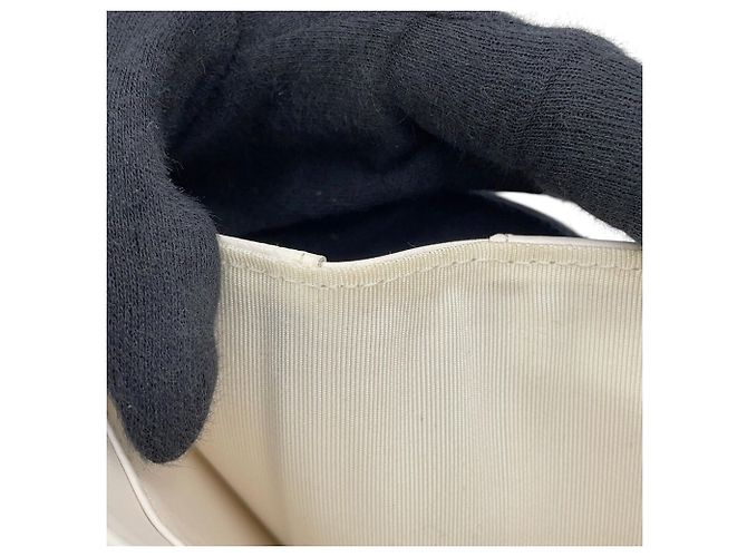 Cartera tríptico Chanel en piel de becerro granulado blanco - vista 9