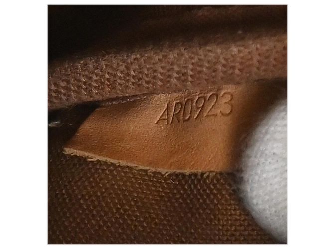 Louis Vuitton Saumur Monogram Canvas 30 Marrone - vista 4