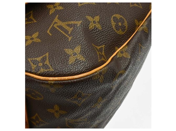 Bolso bandolera Louis Vuitton Saumur Monogram Canvas PM Castaño - vista 4