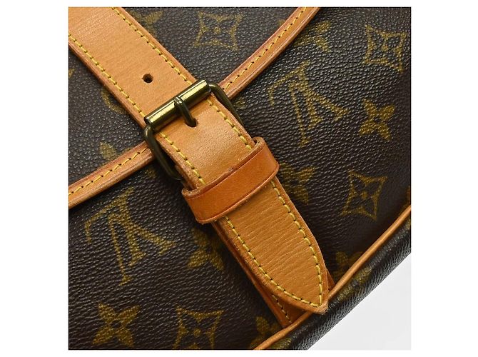 Bolso bandolera Louis Vuitton Saumur Monogram Canvas PM Castaño - vista 5