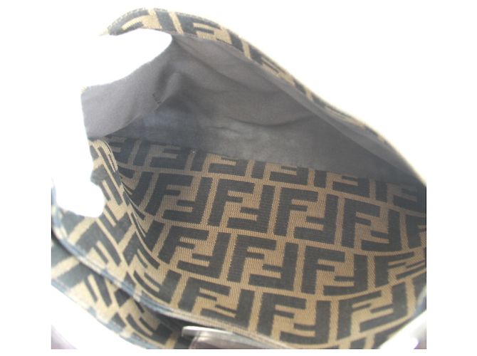 Fendi Zucca Canvas Schultertasche in Khaki - Ansicht 7