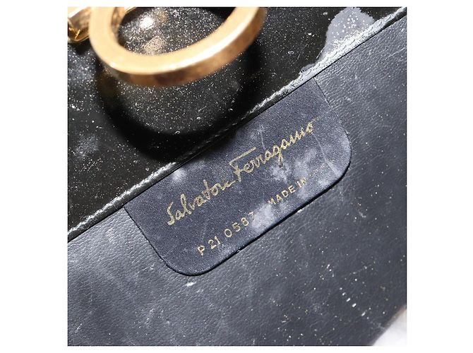 Sac à chaîne Gancini Salvatore Ferragamo en cuir verni noir et or Auth 184797 Doré - vue 12