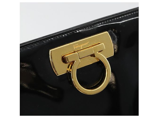 Sac à chaîne Gancini Salvatore Ferragamo en cuir verni noir et or Auth 184797 Doré - vue 19