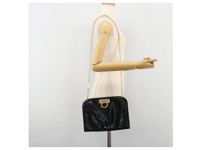 Sac à chaîne Gancini Salvatore Ferragamo en cuir verni noir et or Auth 184797 Doré - vue 23