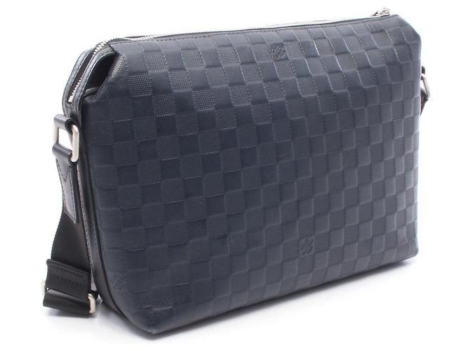 Borsa Louis Vuitton Discovery Messenger PM Nero Blu navy - vista 2