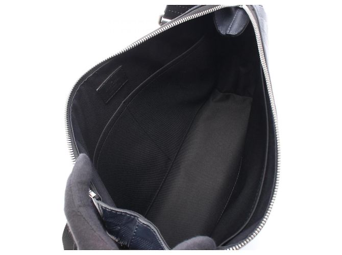 Borsa Louis Vuitton Discovery Messenger PM Nero Blu navy - vista 3