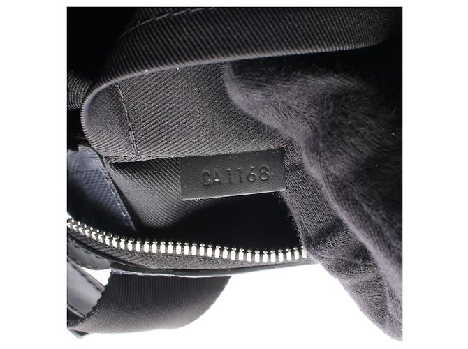 Borsa Louis Vuitton Discovery Messenger PM Nero Blu navy - vista 5