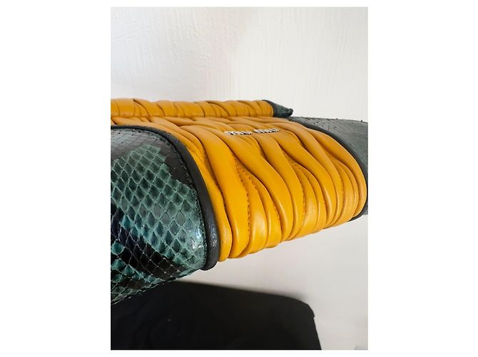Miu Miu Borsa in pelle gialla e pitone Nero Verde Giallo - vista 14
