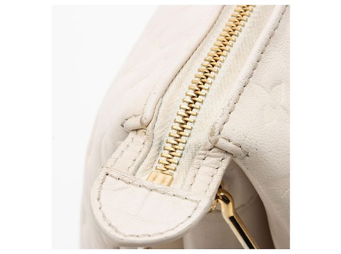 Borsa a tracolla Coussin PM in agnello goffrato Monogram Louis Vuitton Bianco - vista 10