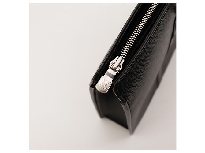 Louis Vuitton Valigetta in pelle Taiga Nero - vista 8
