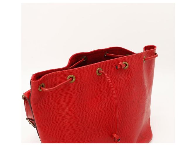 Louis Vuitton Bolso Noé de Piel Epi Roja - vista 7