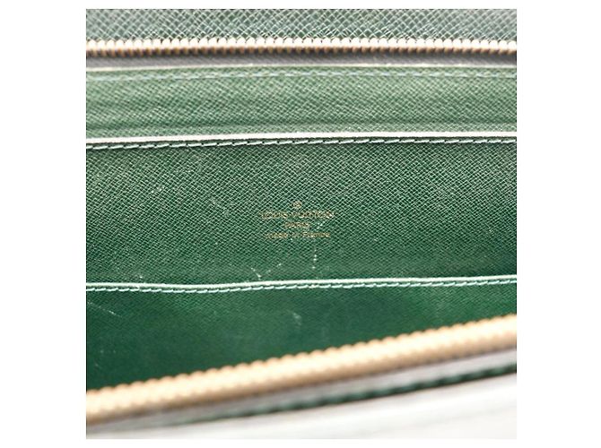 Louis Vuitton Valigetta in pelle Taiga Verde - vista 11