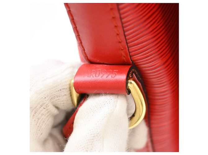 Borsa Louis Vuitton Petit Noe in pelle Epi Media Rosso - vista 5