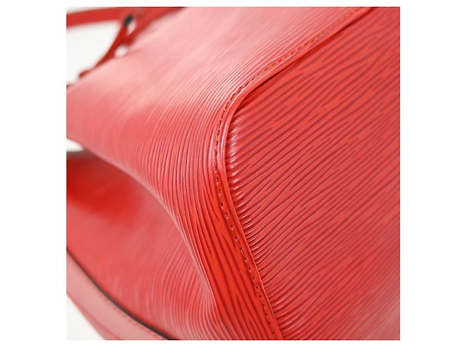 Borsa Louis Vuitton Petit Noe in pelle Epi Media Rosso - vista 7