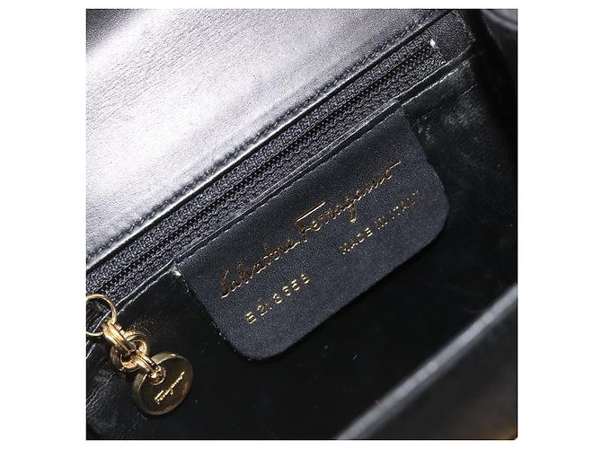Borsa a tracolla Salvatore Ferragamo Gancini in pelle Harako Nera Oro Auth ka4773A Nero D'oro - vista 16