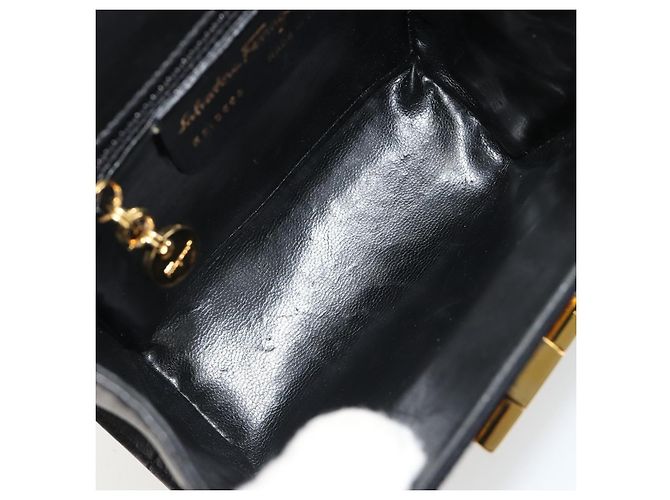 Borsa a tracolla Salvatore Ferragamo Gancini in pelle Harako Nera Oro Auth ka4773A Nero D'oro - vista 17