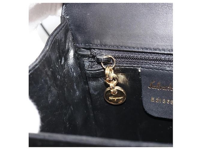 Borsa a tracolla Salvatore Ferragamo Gancini in pelle Harako Nera Oro Auth ka4773A Nero D'oro - vista 20