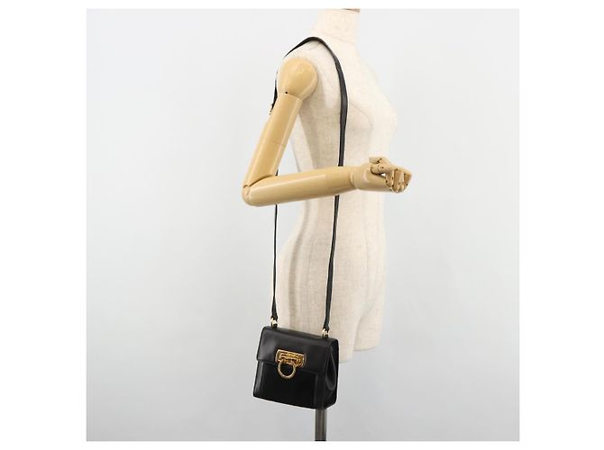 Borsa a tracolla Salvatore Ferragamo Gancini in pelle Harako Nera Oro Auth ka4773A Nero D'oro - vista 22