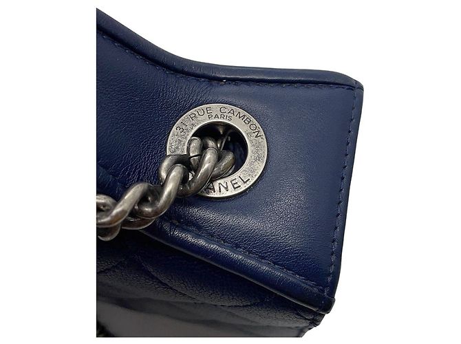 Borsa a tracolla con catena Chanel in pelle blu navy - vista 10