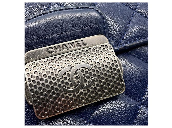 Borsa a tracolla con catena Chanel in pelle blu navy - vista 13