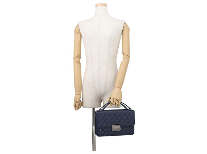 Borsa a tracolla con catena Chanel in pelle blu navy - vista 4