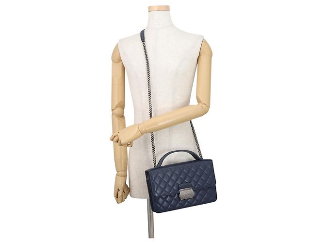 Borsa a tracolla con catena Chanel in pelle blu navy - vista 5