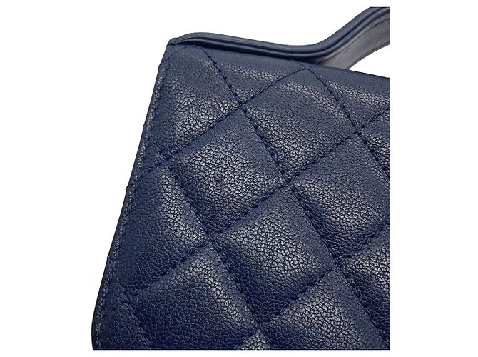 Borsa a tracolla con catena Chanel in pelle blu navy - vista 7