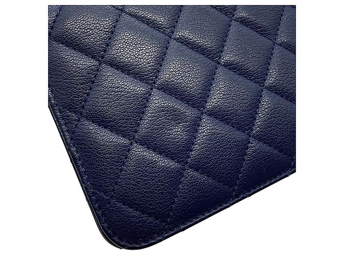 Borsa a tracolla con catena Chanel in pelle blu navy - vista 9