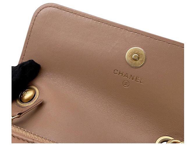 Pochette per telefono con catena Chanel Matelassé Coco Mark in agnello AP3047 Beige - vista 10