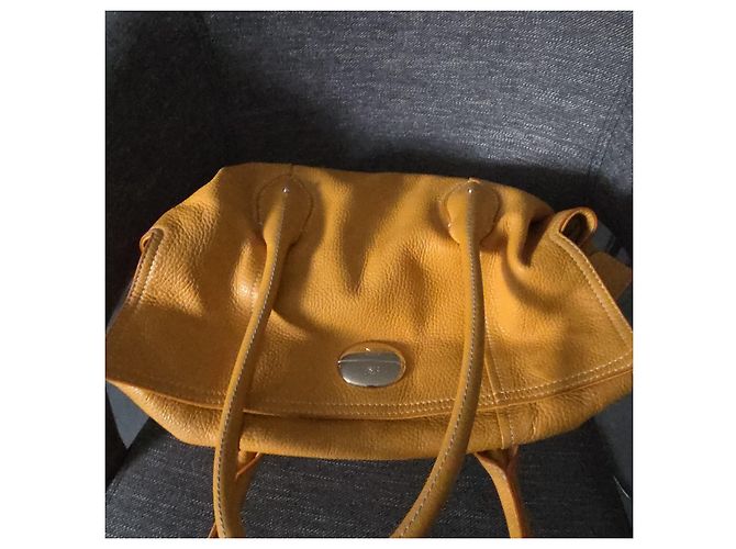 Lancel Handtasche aus gelbem Leder - Ansicht 9