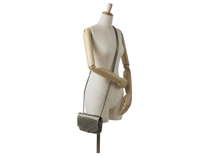 Chanel Mini Bolsa Envelope de Chevron em Pele de Vitelo com Ornamentos Cinza Marrom - vista 10