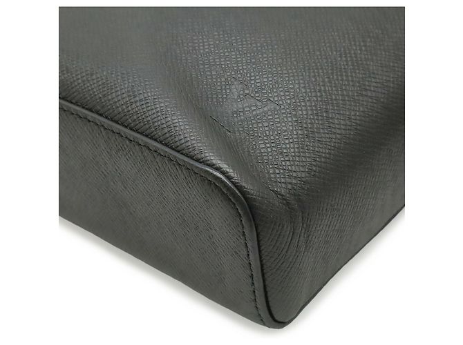 Borsa a tracolla Louis Vuitton Taiga Anton Nero Grigio - vista 4