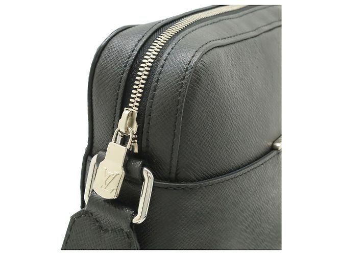 Borsa a tracolla Louis Vuitton Taiga Anton Nero Grigio - vista 6
