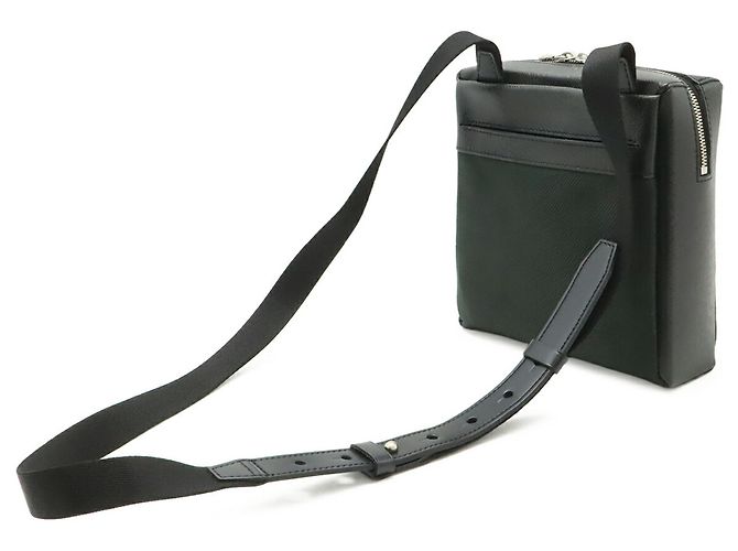 Borsa a tracolla Louis Vuitton Taiga Sayan Nero Grigio - vista 3