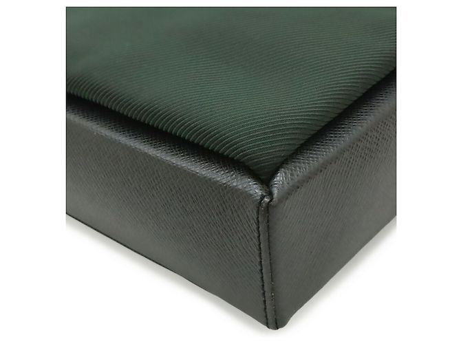 Borsa a tracolla Louis Vuitton Taiga Sayan Nero Grigio - vista 4