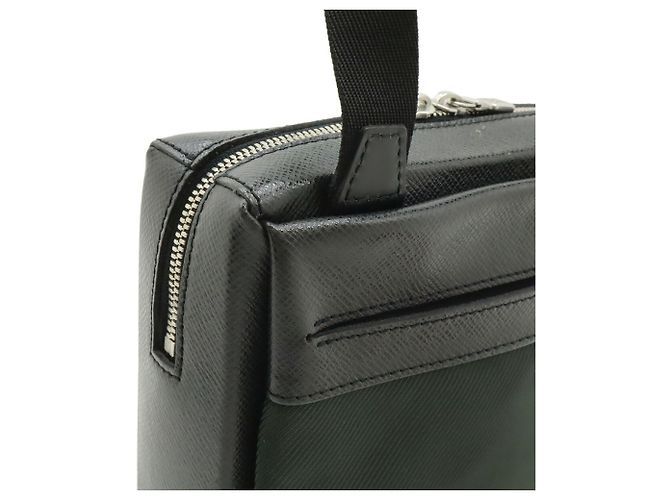 Borsa a tracolla Louis Vuitton Taiga Sayan Nero Grigio - vista 5