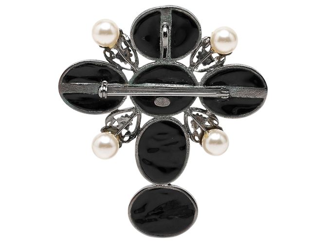 Chanel Black CC Kreuz-Brosche aus Messing und Harz mit Kunstperle Schwarz - Ansicht 2