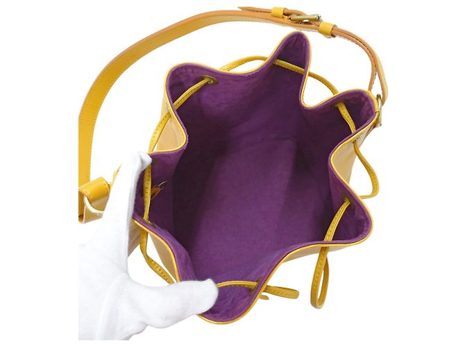 Noe Borsa Louis Vuitton Petit Noé in pelle Epi Giallo - vista 5