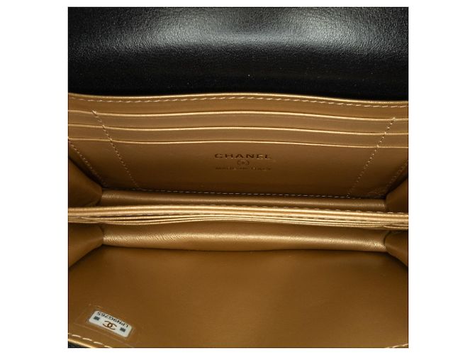 Clutch Chanel em couro de vitelo matelassê preto com strass e aba com corrente - vista 5