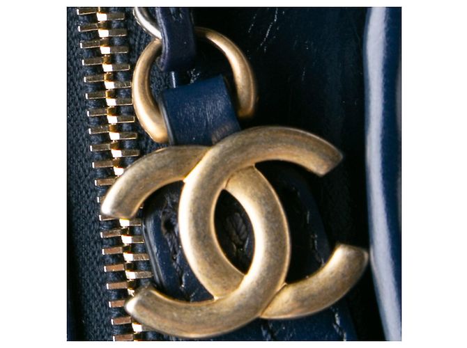 Chanel Gabrielle Crossbody in rattan marrone Small Blu Blu navy - vista 10