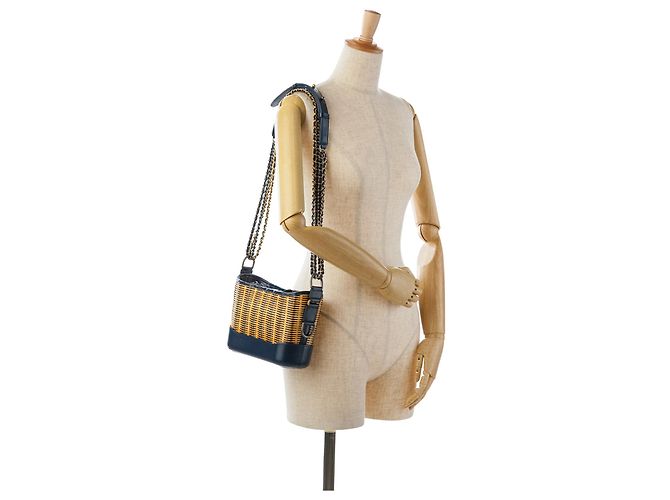 Chanel Gabrielle Crossbody in rattan marrone Small Blu Blu navy - vista 14