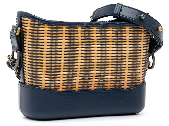 Chanel Gabrielle Crossbody in rattan marrone Small Blu Blu navy - vista 2