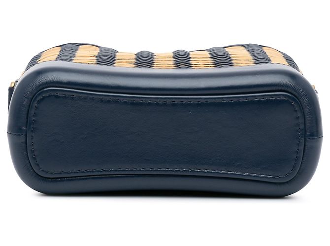 Chanel Gabrielle Crossbody in rattan marrone Small Blu Blu navy - vista 4