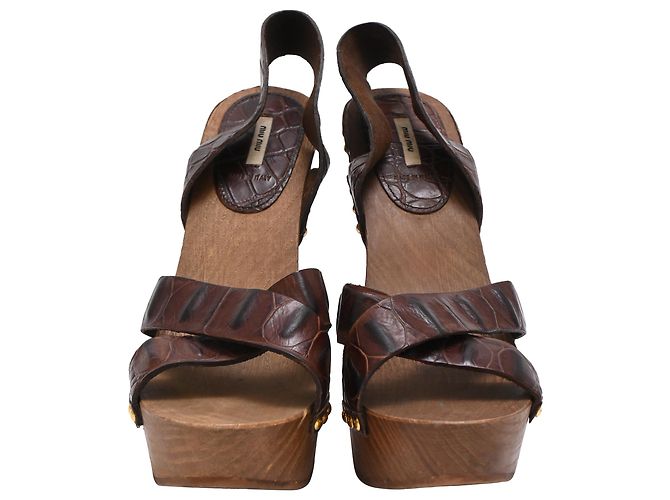 Sandali con platform Miu Miu in pelle marrone con stampa coccodrillo - vista 3