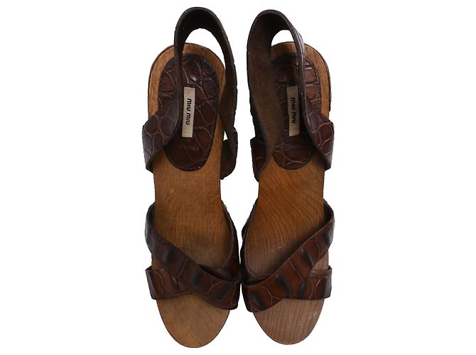 Sandali con platform Miu Miu in pelle marrone con stampa coccodrillo - vista 5