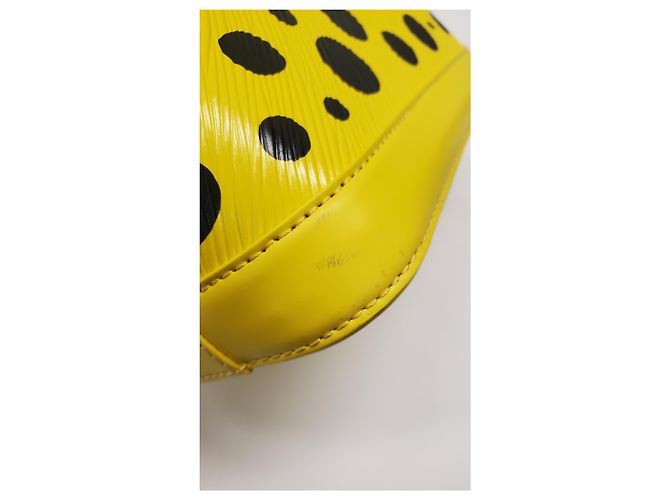 Borsa Louis Vuitton x Yayoi Kusama Alma BB in pelle Epi gialla Giallo Cammello - vista 13