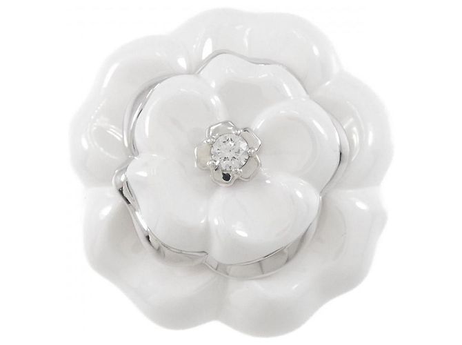 Timeless Anello Chanel Camelia Large in oro bianco e ceramica - vista 2