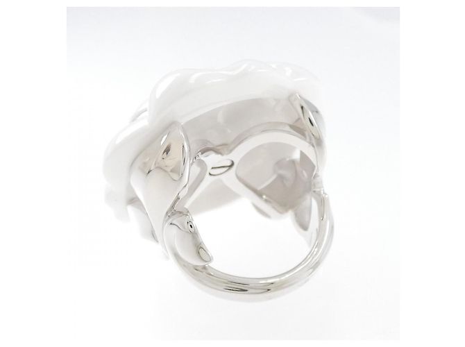 Timeless Anello Chanel Camelia Large in oro bianco e ceramica - vista 3