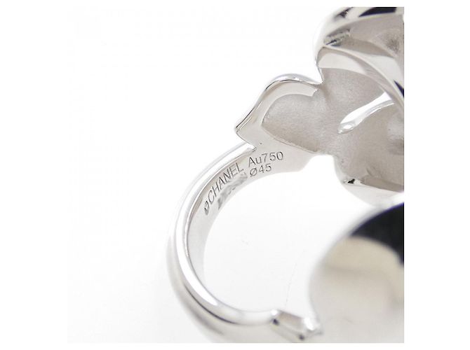 Timeless Anello Chanel Camelia Large in oro bianco e ceramica - vista 4